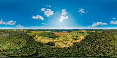 Niewielkie jezioro niedaleko Olecka, czerwiec 2022 r.