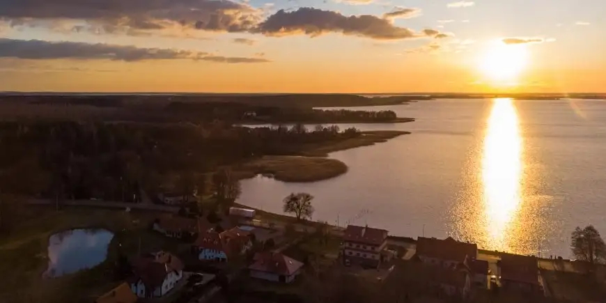 Ponoć jedne z ładniejszych zachodów słońca można zobaczyć (sugeruj się zdjęciem)?