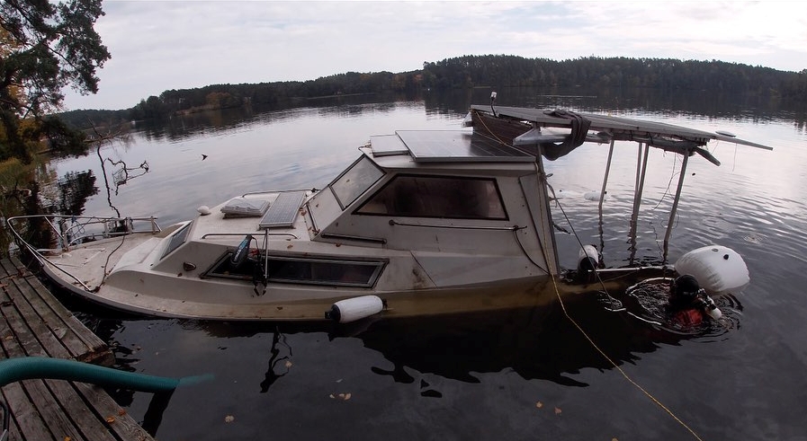 Na jeziorze Nidzkim wydobyto zatopiony jacht