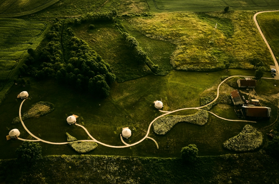 Nietypowe miejsca na Mazurach. Co powiecie na noclegi w jurtach?