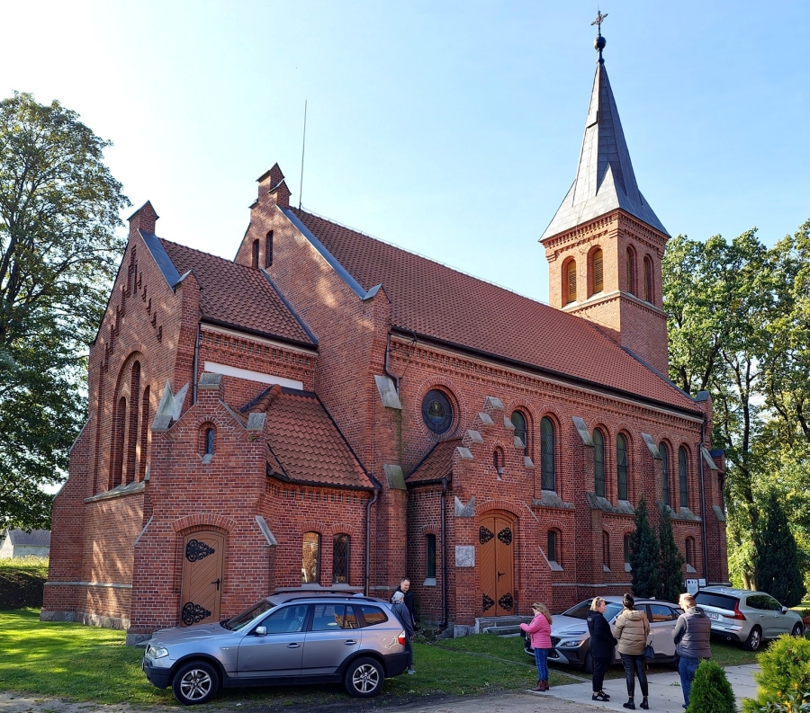 Neogotycka perła wśród mazurskich krajobrazów – kościół św. Piotra i Pawła w Użrankach